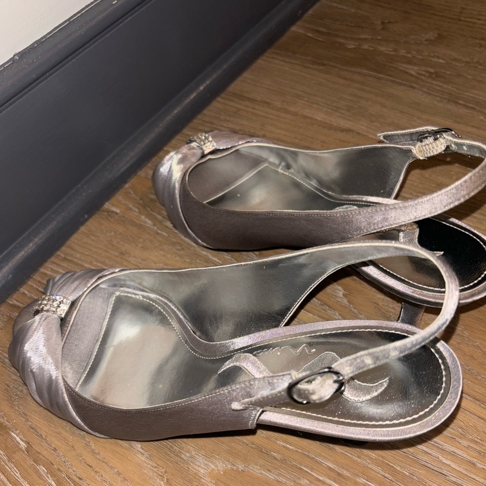 Silver Heels - Picture 2 of 5